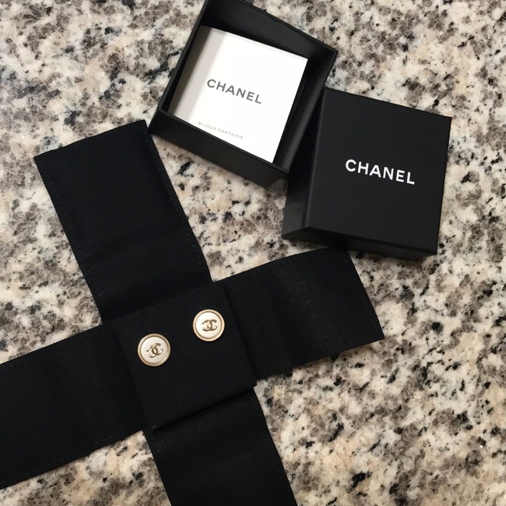 CHANNEL EARRINGS